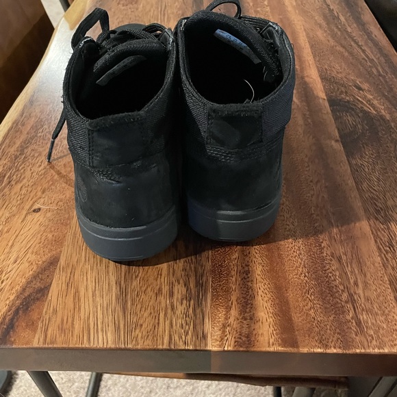 Size 9 timberland boots - Picture 3 of 4